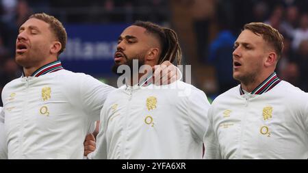Londres, Royaume-Uni. 02 novembre 2024. L-R Angleterre Nick Isiekwe (Saracens) Angleterre Chandler Cunningham-South (Harlequins) et Angleterre Alex Dombrandt (Harlequins) chantant l'hymne national pendant Autumn Nations Series International Rugby entre l'Angleterre et la Nouvelle-Zélande au stade Allianz, Twickenham, Londres le 02 novembre 2024 crédit : action Foto Sport/Alamy Live News Banque D'Images