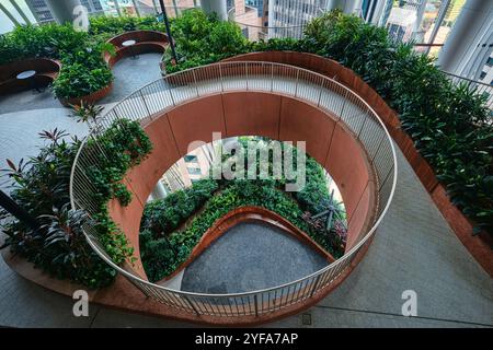 Singapour - 16 août 2024 : gratte-ciel CapitaSpring avec des allées et une terrasse verte observatoire, conçu par le cabinet d'architectes BIG et Carlo Ratti Banque D'Images