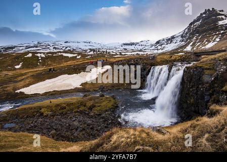 La montagne Kirkjufell et la cascade kirkjufellfoss à grundarfjordur, dans la péninsule de Snaefellsnes, en Islande Banque D'Images