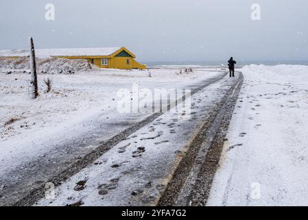 Route vide campagne route gelée avec neige en hiver en Islande Banque D'Images