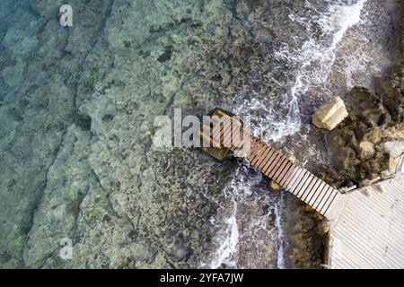 Drone vue aérienne de dessus de la jetée abandonnée dans la mer. Infrastructure de transport Banque D'Images