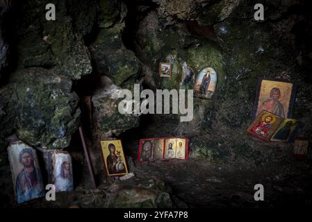 Protaras, Chypre, 6 août 2020 : intérieur d'une ancienne grotte d'église avec saint chrétien. Chapelle orthodoxe d'Ayioi Saranta, Europe Banque D'Images