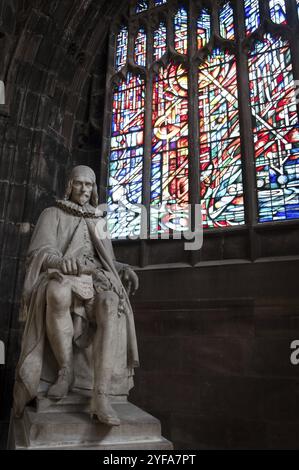 Manchester, Angleterre, 23 septembre 2016 : statue de Humphrey Chetham et vitrail coloré à l'intérieur de la célèbre cathédrale de Manchester Banque D'Images