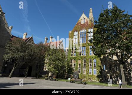 Manchester, Royaume-Uni, 18 septembre 2016 : bâtiments du campus principal du bureau de l'Université de Manchester avec des étudiants profitant du soleil tôt le matin, Europ Banque D'Images