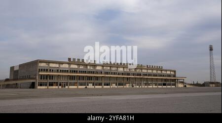 Nicosie, Chypre, 22 novembre 2016 : vue extérieure du bâtiment abandonné de l'aéroport international de Nicosie situé dans la zone tampon de Chypre, Euro Banque D'Images