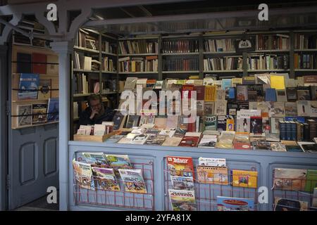 Madrid, Espagne, 2 mai 2024 : librairie avec une variété de livres vintage empilés sur une étagère pour la vente et la lecture, Europe Banque D'Images