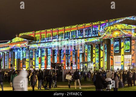 Stuttgart s'allume. Longue nuit shopping dans le centre-ville avec un spectacle de lumière. Le Koenigsbau est illuminé. Les magasins et les détaillants sont satisfaits wi Banque D'Images