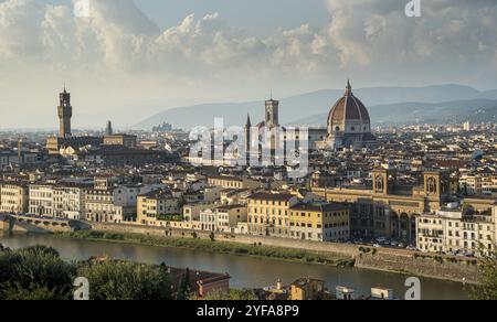 Panorama de la ville historique de Florence en Italie depuis la piazza Michel-Ange juste avant le coucher du soleil Banque D'Images