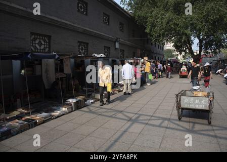 Pékin, Chine- 10 juin 2018 : marchands vendant leurs objets artisanaux anciens et vintage au marché aux puces Panjiayuan à Pékin en Chine Banque D'Images