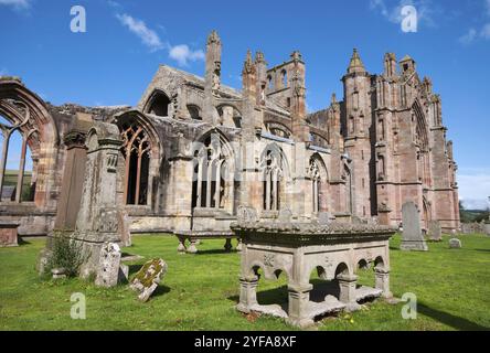 Cimetière du célèbre monument de l'abbaye de Melrose en Écosse Banque D'Images