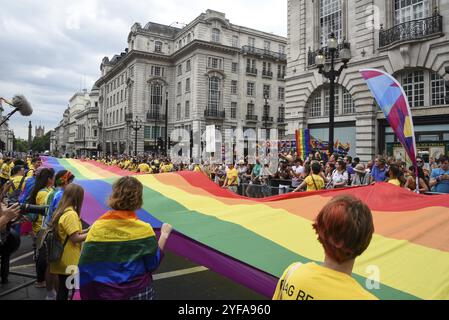 Londres, Royaume-Uni, 6 juillet 2019 : Happy Pride People et supporters défilant à la célèbre Pride Parade le 6 juillet à Londres, Royaume-Uni, Europe Banque D'Images