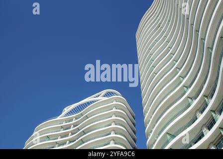 Détails modernes d'immeuble de bureaux et d'appartements à la maison contre le ciel bleu. Immobilier de luxe. Architecture contemporaine Banque D'Images