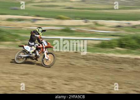 Athlète non reconnu conduisant une moto sportive sur un événement de course de motocross. Exreme est à grande vitesse Banque D'Images