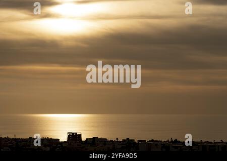 Magnifique coucher de soleil spectaculaire sur la côte. Orange couleurs dramatiques sur ciel nuageux. Fin de journée. Soleil à l'horizon Banque D'Images