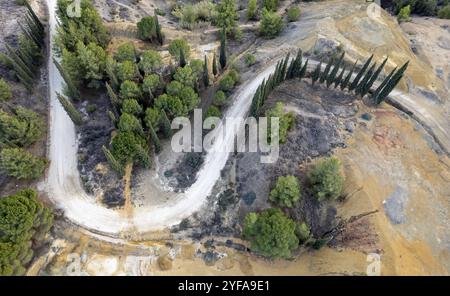 Vue aérienne par drone de la zone abandonnée de la mine de cuivre avec du sable sec toxique rouge. Pollution de l'environnement. Déforestation Mitsero zone Chypre Banque D'Images