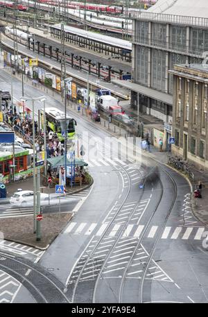 Francfort, Allemagne, 1er septembre 2015 : route principale de la ville de Francfort près du bâtiment de la gare principale avec des gens qui attendent le bus à Francfort, Allemagne Banque D'Images