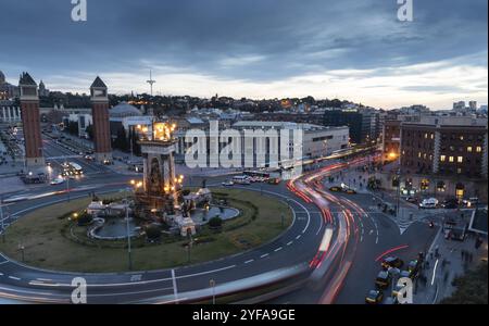 Barcelone, Espagne ? 1er janvier 2019 : célèbre Plaza Espana, porte d'entrée de la Fontaine magique de Montjuic tard dans la soirée Banque D'Images