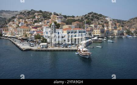 Symi, Grèce, 1er août 2016 : image panoramique de la ville de Symi avec le port et les yachts de luxe dans l'île grecque de Symi à la mer Égée, en Europe Banque D'Images