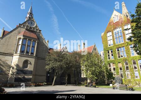 Manchester, Royaume-Uni, 18 septembre 2016 : bâtiments du campus principal du bureau de l'Université de Manchester avec des étudiants profitant du soleil tôt le matin, Europ Banque D'Images