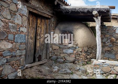 Maison traditionnelle cour extérieure avec four en argile au village de Fikardou à Chypre Banque D'Images