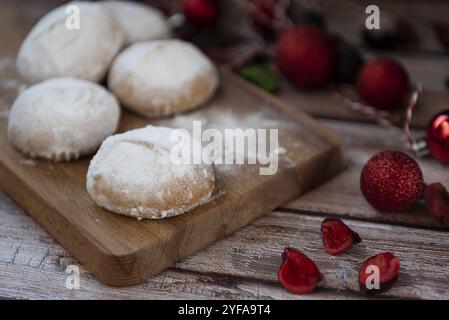 Des boules de neige traditionnelles délicieuses aux amandes grecques ou des biscuits de Noël appelés kourabiedes aux amandes et alimenté avec du sucre blanc Banque D'Images