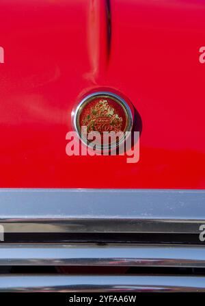 Nicosie Chypre, 14 octobre 2018 : vue avant de la mini voiture rouge classique de collection. Mini voiture antique logo Banque D'Images