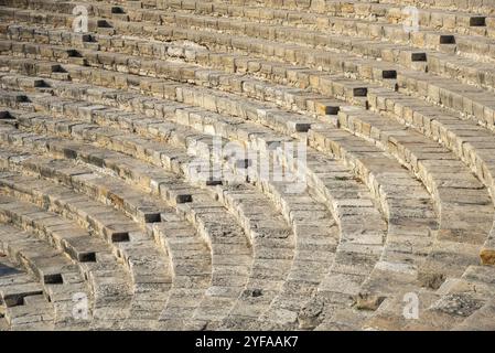 Marches vides et les séances d'une arène de scène de l'ancien amphithéâtre de Kourion à Limassol, Chypre, Europe Banque D'Images