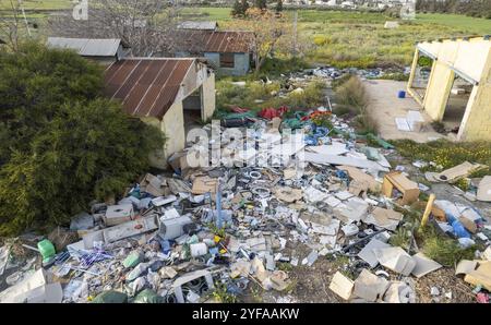 Nicosie, Chypre, 11 mars 2023 : drone aérien de déchets domestiques et industriels dans la nature. Pollution de l'environnement, Europe Banque D'Images