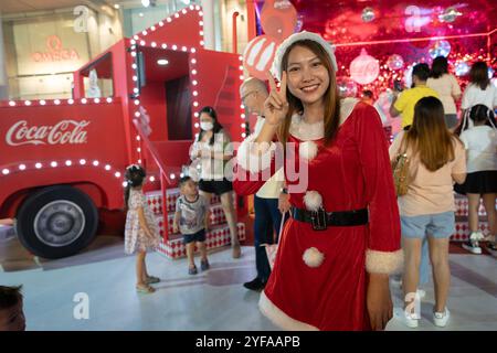 BANGKOK, THAÏLANDE - 09 DÉCEMBRE 2023 : belle femme posant au parc à thème festif d'amusement 'CentralWorld Happiness Village' à Bangkok. Banque D'Images
