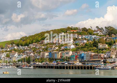 Maisons colorées au bord de l'eau de Kingswear, Devon, Angleterre, Royaume-Uni Banque D'Images
