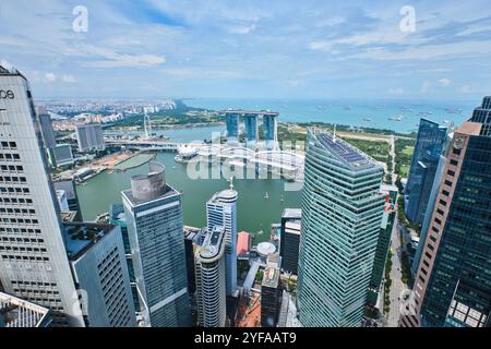 Singapour - 16 août 2024 : vue sur la ville depuis la terrasse verdoyante gratte-ciel CapitaSpring, conçue par Bjarke Ingels Group Banque D'Images