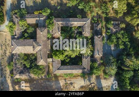 Paysage aérien de drone d'un bâtiment abandonné dans la forêt. Toit d'une maison déserte Banque D'Images