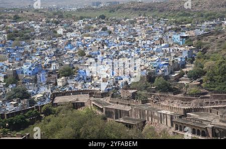 Paysage urbain d'Jodhbur, la ville bleue de l'Inde à l'État de Rajasthan vu de Fort Mehrangarh. La ville est également connue sous le nom de Sun City Banque D'Images