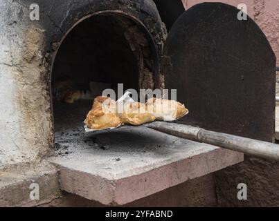 Pâtisseries traditionnelles chypriotes de pâques faites avec un mélange de divers fromages et halloumi et cuites sur un four en argile, appelées flaounes Banque D'Images