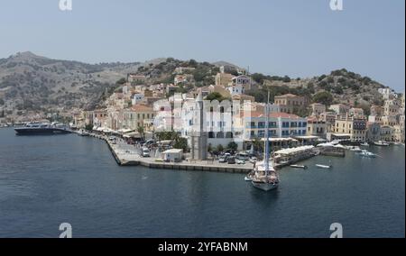 Symi, Grèce, 8 août 2016 : image panoramique de la ville de Symi avec des maisons colorées sur la colline, dans l'île grecque de Symi à la mer Égée, en Europe Banque D'Images