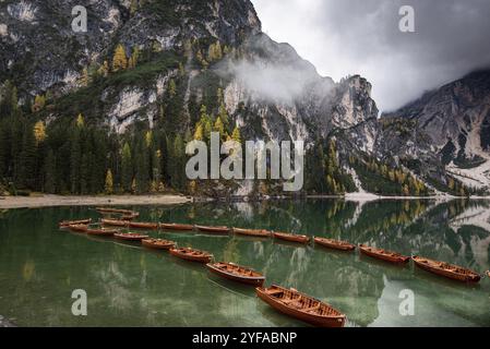 Bateaux en bois sur le lac paisible et beau lago di braies dans les dolomites italiens, tyrol du Sud, Itlay Banque D'Images