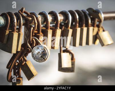 Les amateurs de groupe cadenas attachés sur un pont. Les jeunes gens promettent de verrouiller leur amour Banque D'Images