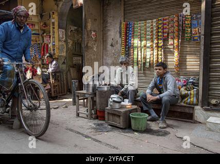 New Delhi, Inde, 10 mars 2017 : petite entreprise à domicile dans les rues de la ville de New Delhi en Inde, Asie Banque D'Images