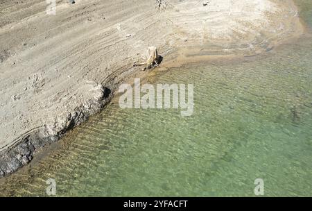 Drone paysage aérien d'un lac toxique d'une mine de cuivre abandonnée. Concept de pollution environnementale. Troodos Chypre Banque D'Images