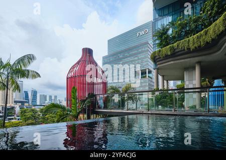 Singapour - 16 août 2024 : Park Royal Collection Pickering Hotel piscine à débordement avec plantes tropicales et lodges colorés Banque D'Images