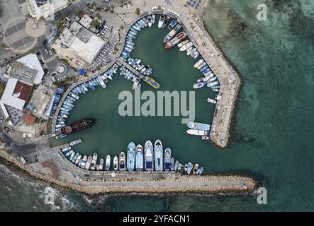 Vue aérienne sur les bateaux et les yachts amarrés dans une marina. Vue de dessus de drone. Ayia Napa Chypre Europe Banque D'Images