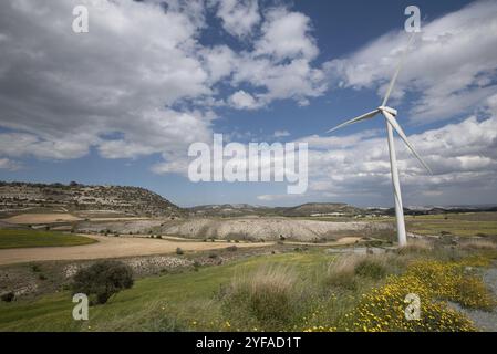 Générateurs d'énergie éolienne sur un parc de turbines produisant de l'électricité à partir du vent. Énergies renouvelables alternatives à Chypre Banque D'Images