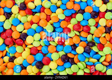 Vue rapprochée de petits bonbons colorés. De belles bonbons Banque D'Images