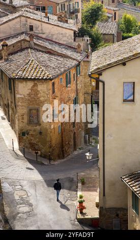 Maisons et rue vide à Montepulciano ville médiévale italienne de colline en Toscane Italie Banque D'Images