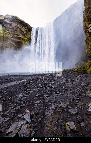 Puissante cascade de Skógafoss en islande, une merveille naturelle à couper le souffle avec de l'eau en cascade, de la brume et une beauté sauvage Banque D'Images