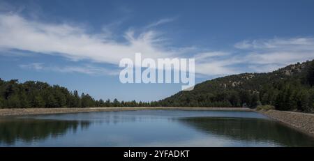 Vue panoramique du barrage plein d'eau dans la forêt, réservoir d'eau Prodromos Troodos montagnes Chypre Banque D'Images