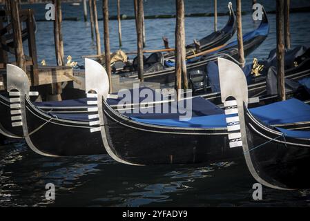 Détails des gondoles de Venise amarrées dans l'eau à la place Saint-Marc ou Piazza san Marco, en Italie Banque D'Images