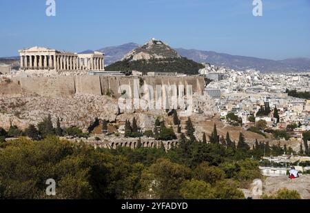Vue panoramique des toits de la capitale d'Athènes et de la célèbre colline de l'Acropole en Grèce Banque D'Images
