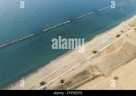 Paysage de drone aérien de la côte paysage marin avec belle plage de sable. Polis Paphos Chypre Banque D'Images