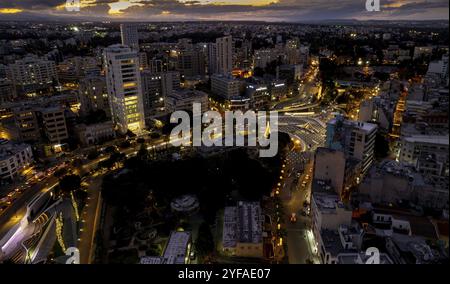 Photographie aérienne de drone du paysage urbain de Nicosie à Chypre coucher de soleil.Villes européennes Banque D'Images